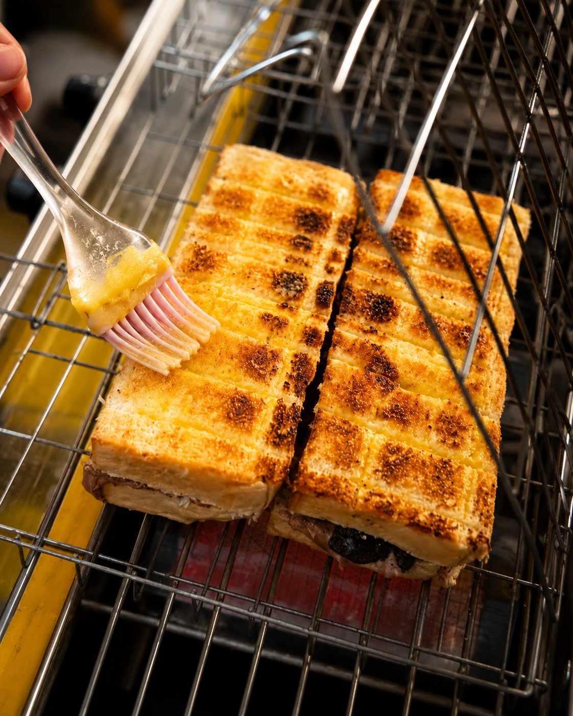 Proses pembuatan Roti Bakar Arumdalu yang dibakar langsung di atas api