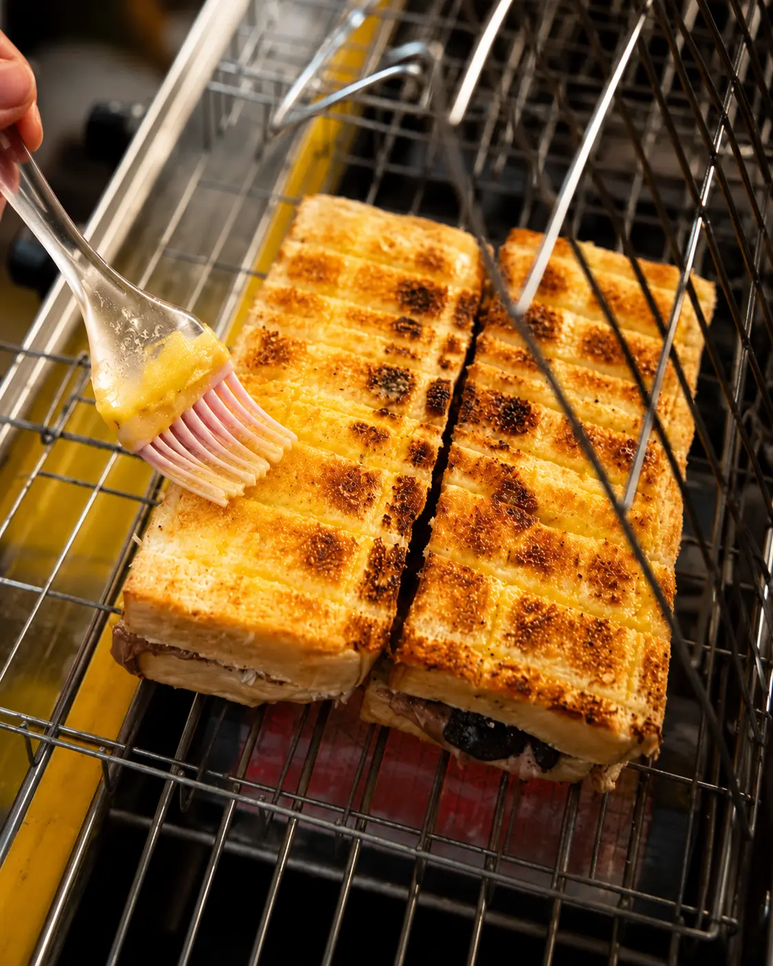Proses pembuatan Roti Bakar Arumdalu yang dibakar langsung di atas api