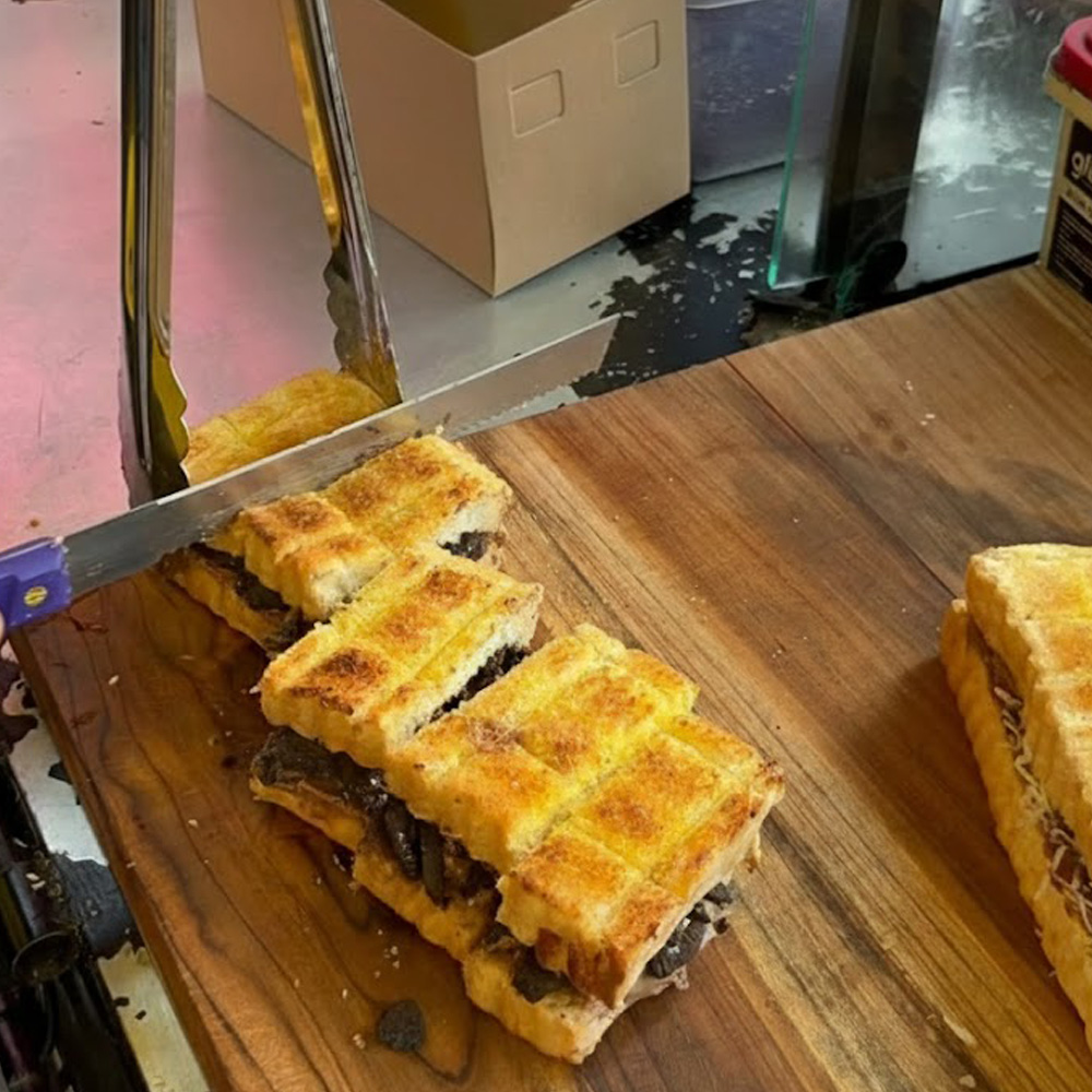Roti Bakar Arumdalu dengan isian premium